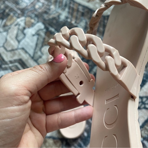 Gucci GG Light Pink Rubber Buckle Chain Link Sandals Slip On - Picture 7 of 7